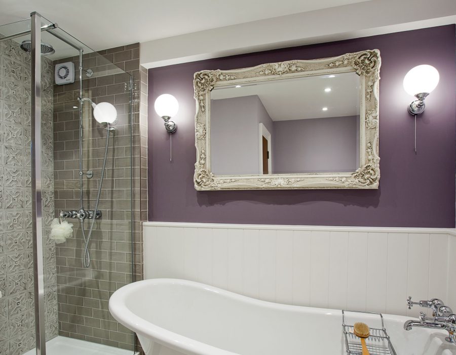 Image: Bathroom with corner shower and freestanding bath