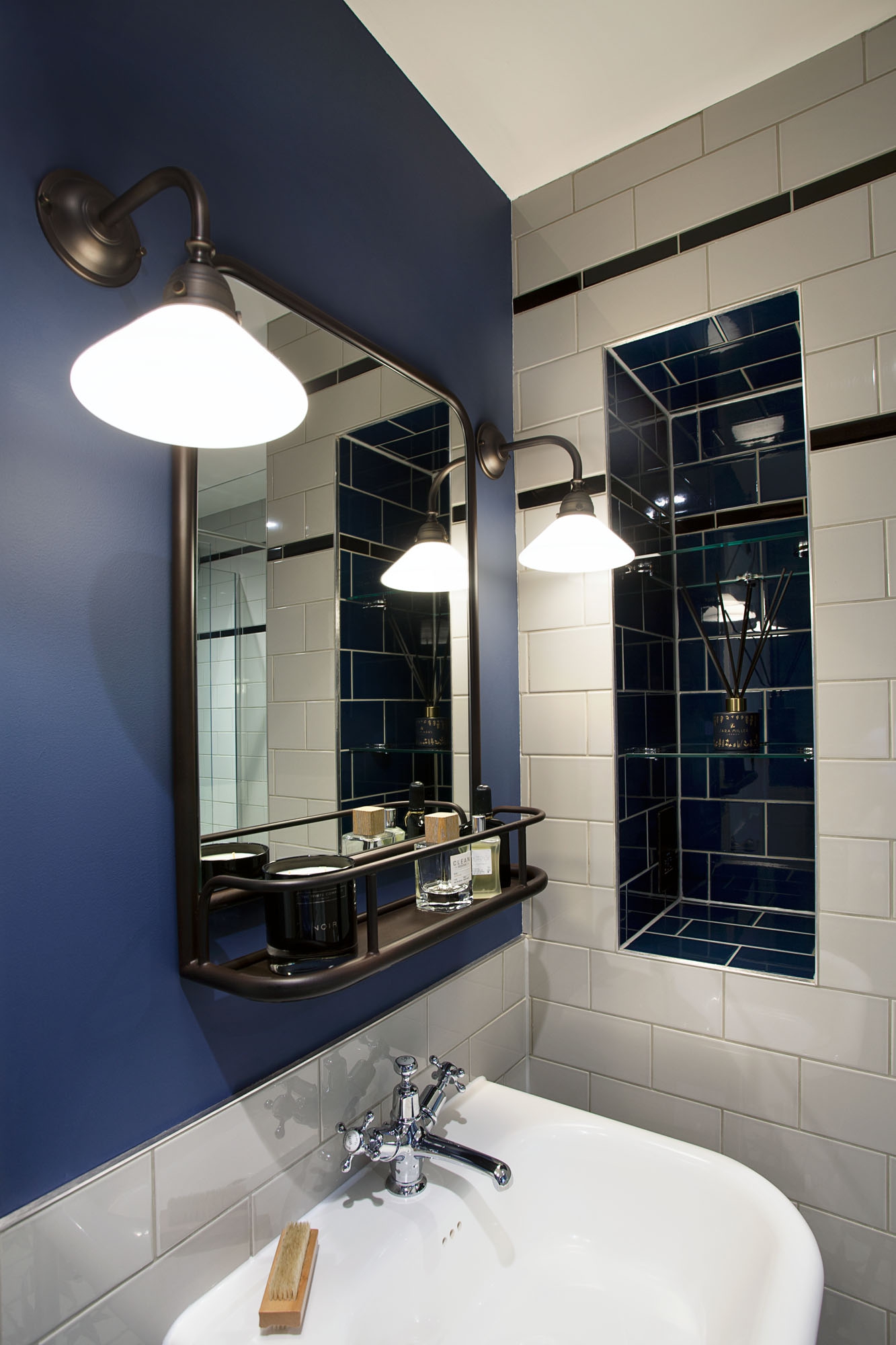 mirror lighting small bathroom