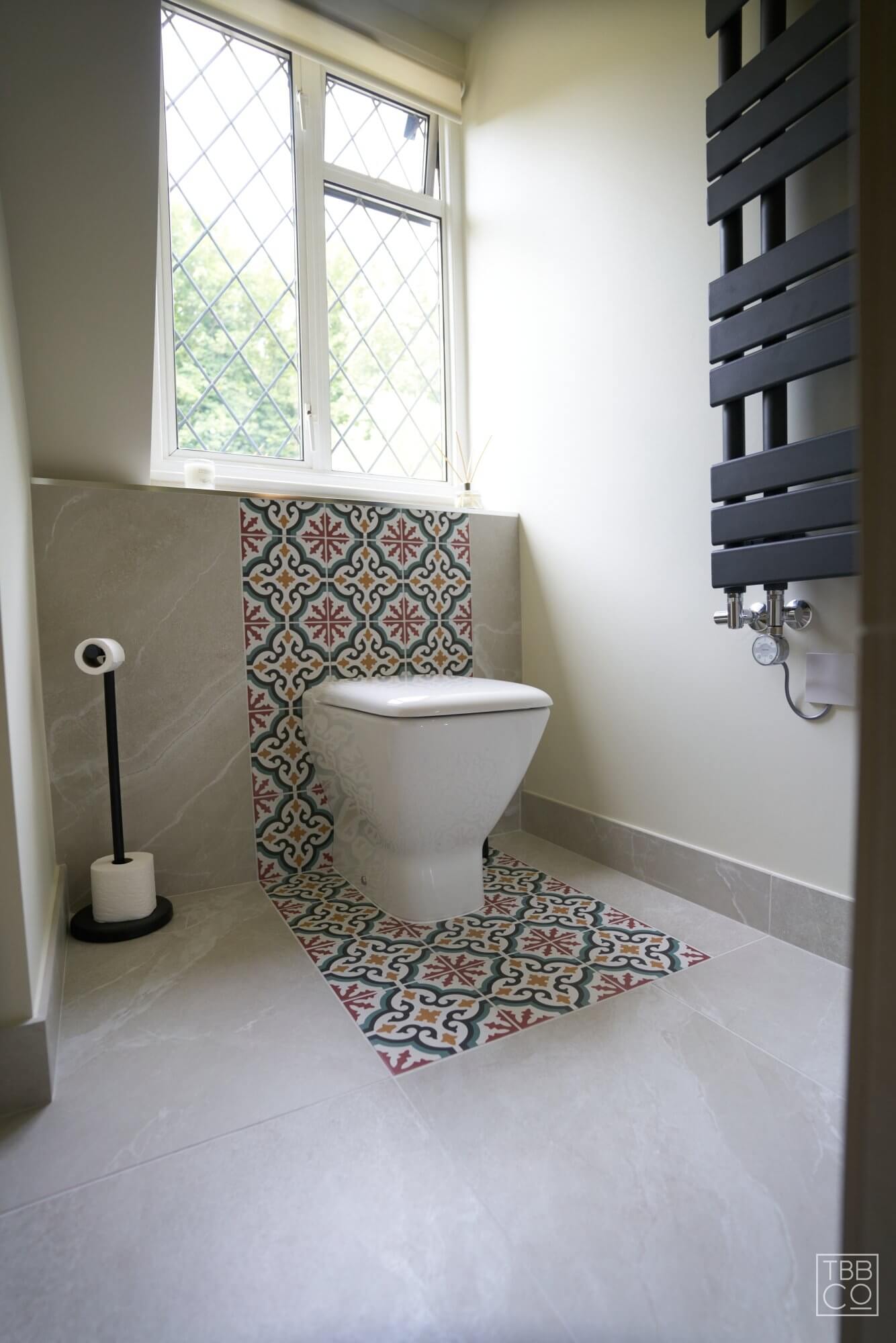 Floorstanding toilet with feature patterned tiles